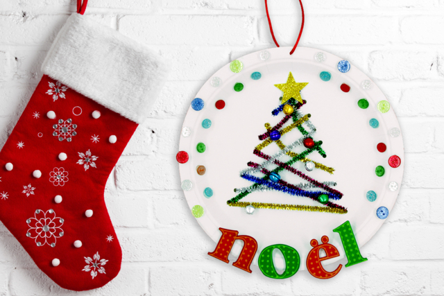 Sapin de noël sur une assiette en carton - Déco en bois peint - 10doigts.fr