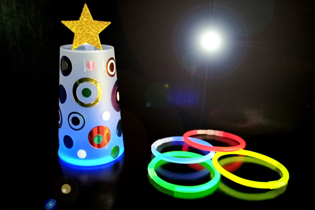 Sapin lumineux avec un gobelet en plastique - Articles lumineux, guirlandes et bougies LED - 10doigts.fr