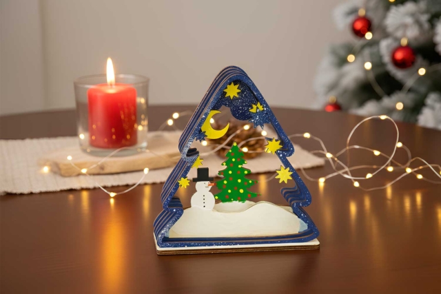 Scène en bois ciselé forme cadre sapin - Décorations de Noël en bois à décorer - 10doigts.fr