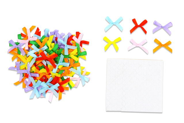 Set de 105 nœuds ruban multicolores + pastilles adhésives - Nœuds et rubans pour toutes vos créations - 10doigts.fr