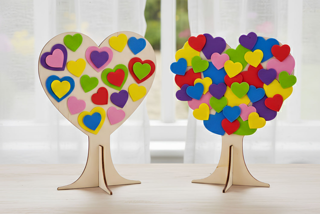 Set de 4 arbres de l'amour bois + stickers coeurs en caoutchouc  - Objets en bois à décorer pour la maison - 10doigts.fr
