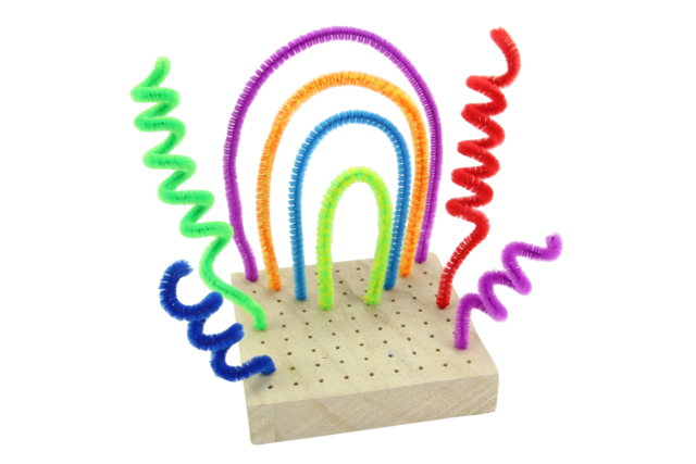 socle à trous pour modelage - Jeux de construction - 10doigts.fr