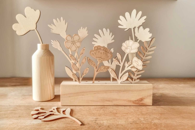 Socle en bois et 15 fleurs à décorer - Objets en bois à décorer pour la maison - 10doigts.fr