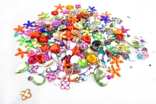 Strass fleurs et coeurs assortis  - Strass : apportez de l'éclat à toutes vos créations - 10doigts.fr