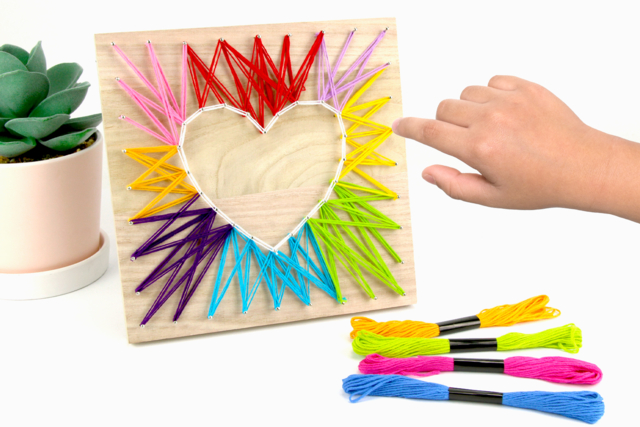 String art coeur multicolore - Fils à  broder - 10doigts.fr