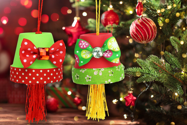 Suspension de Noël avec un pot en terre cuite - Adhésifs colorés et Masking tape - 10doigts.fr