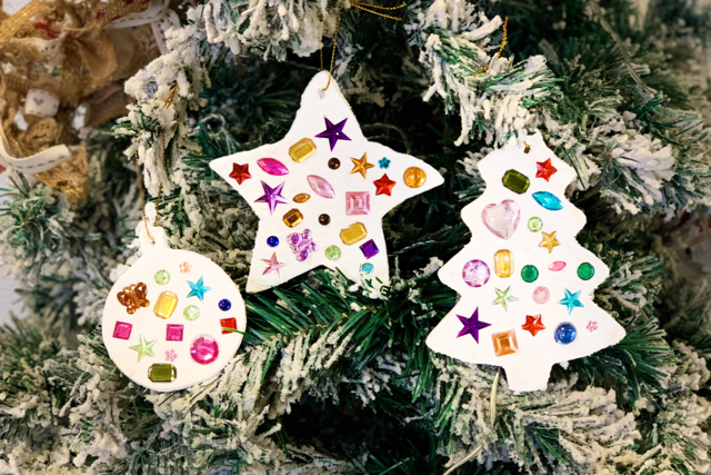 Suspensions de Noël en pâte à modeler - Emporte-pièces créatifs pour enfants - 10doigts.fr