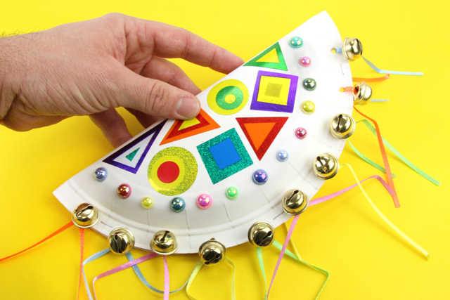 Tambourin à grelots avec une assiette en carton - Gommettes formes assorties : un univers pour créer sans limite - 10doigts.fr