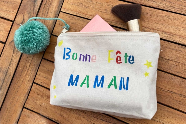 Trousse de maquillage "Bonne fête maman" - Marqueurs textile : customisez vos vêtements et accessoires avec créativité - 10doigts.fr