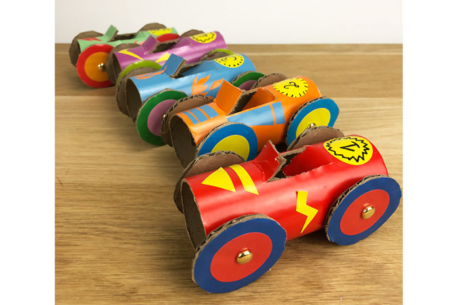 voiture en rouleaux - Pots en carton - 10doigts.fr