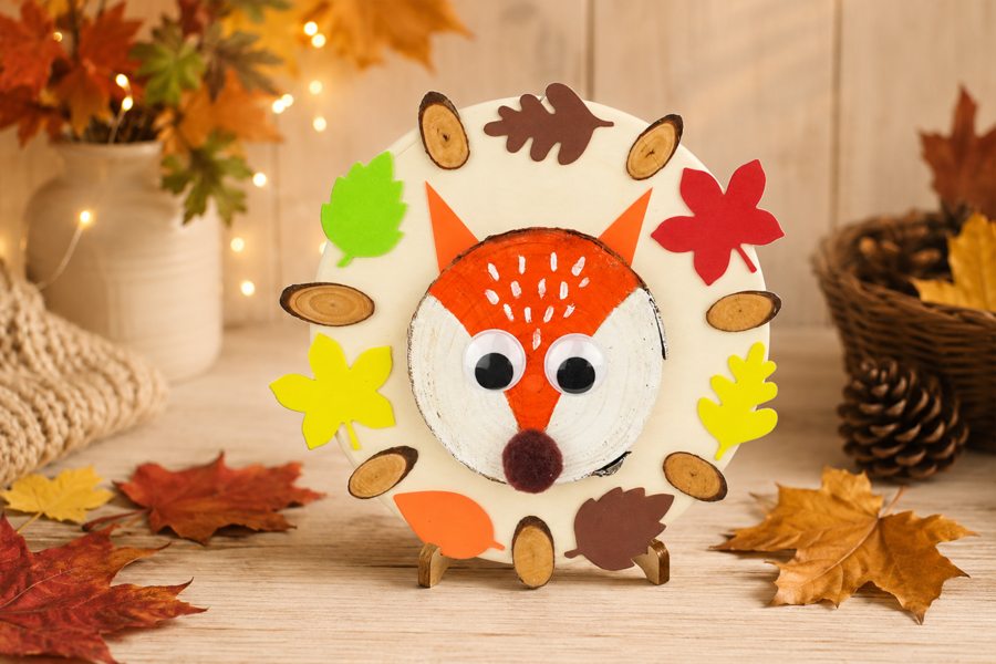 Renard d'automne avec un rondin de bois